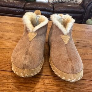 Cozy L..L Bean Tan Suede Slippers with Fur Lining
